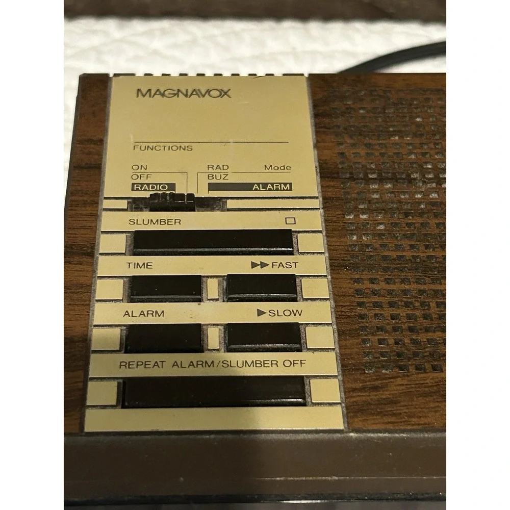 Magnavox Red LCD Electronic FM/AM Clock Radio D 3040 Works‎